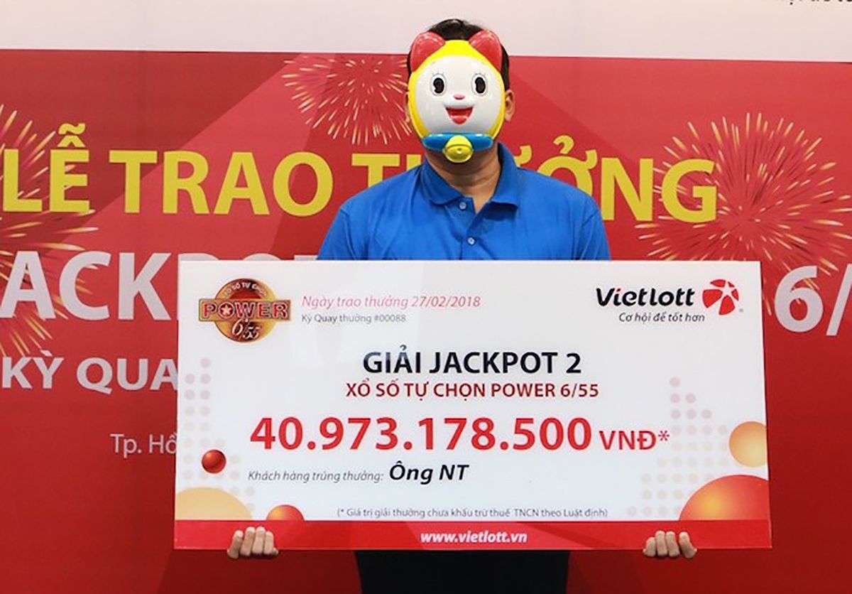 Hình ảnh ông N.T chơi vé 'bao 7' vào mùng 7 Tết và đã trúng Jackpot lớn.