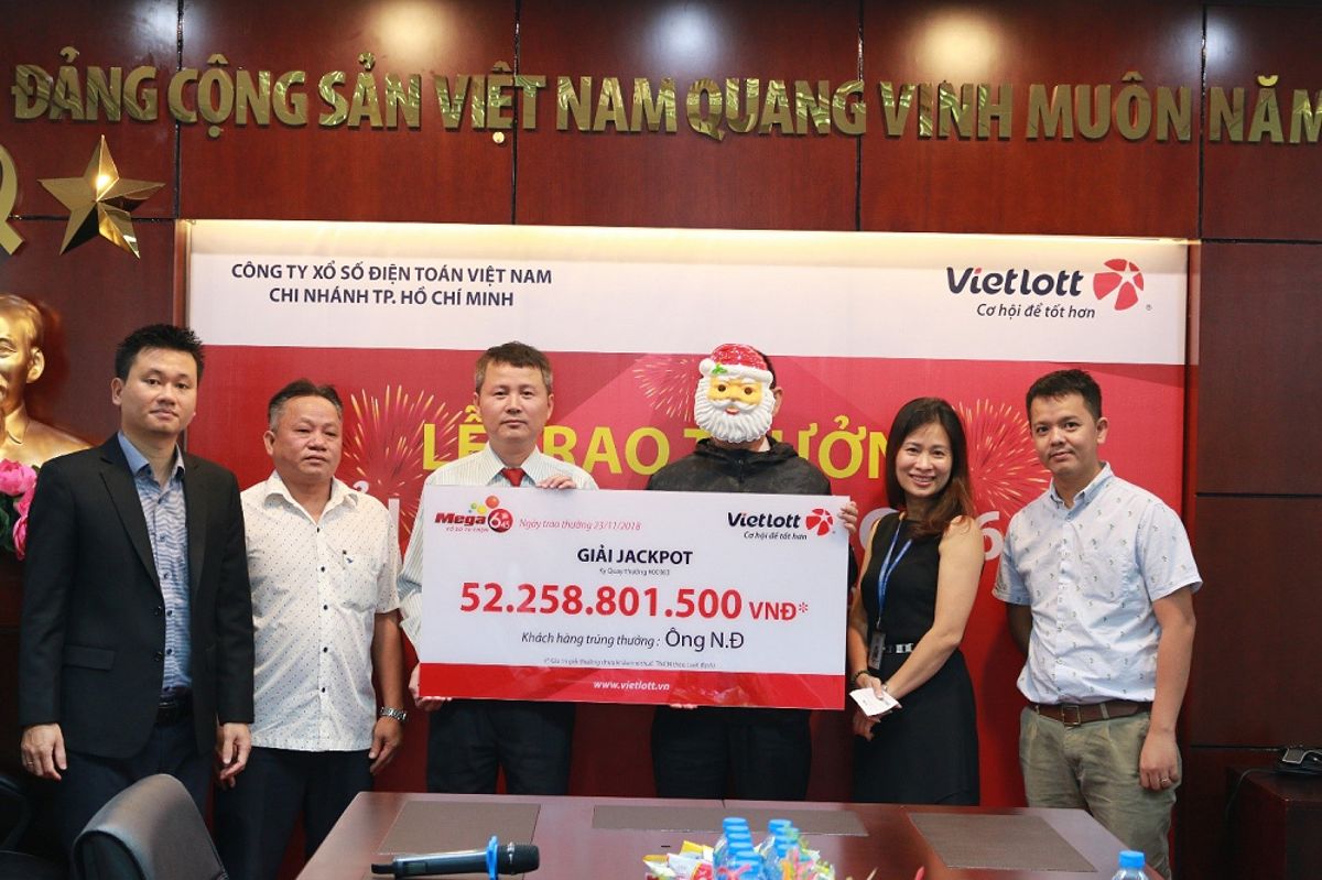 Ông Nguyễn Văn Dương trao giải Jackpot trị giá 52,2 tỷ đồng cho ông N.Đ tại TP.HCM.